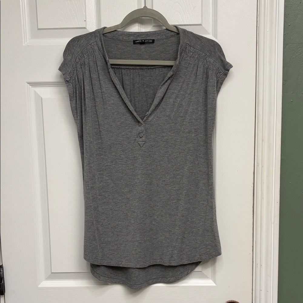 Cable & Gauge Heather Gray Short Sleeve V-Neck Top
